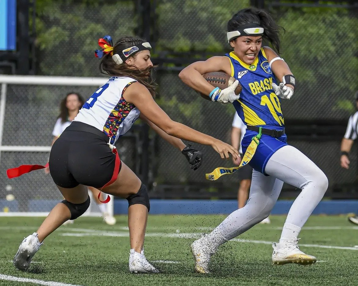 Seleção feminina, campeã no Sul-Americano, estreou com derrotas