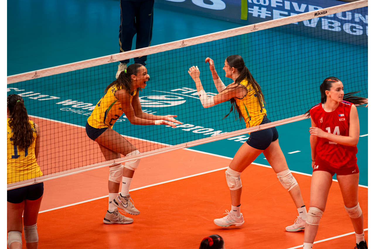 Brasileiras comemoram boa vitória sobre o Chile