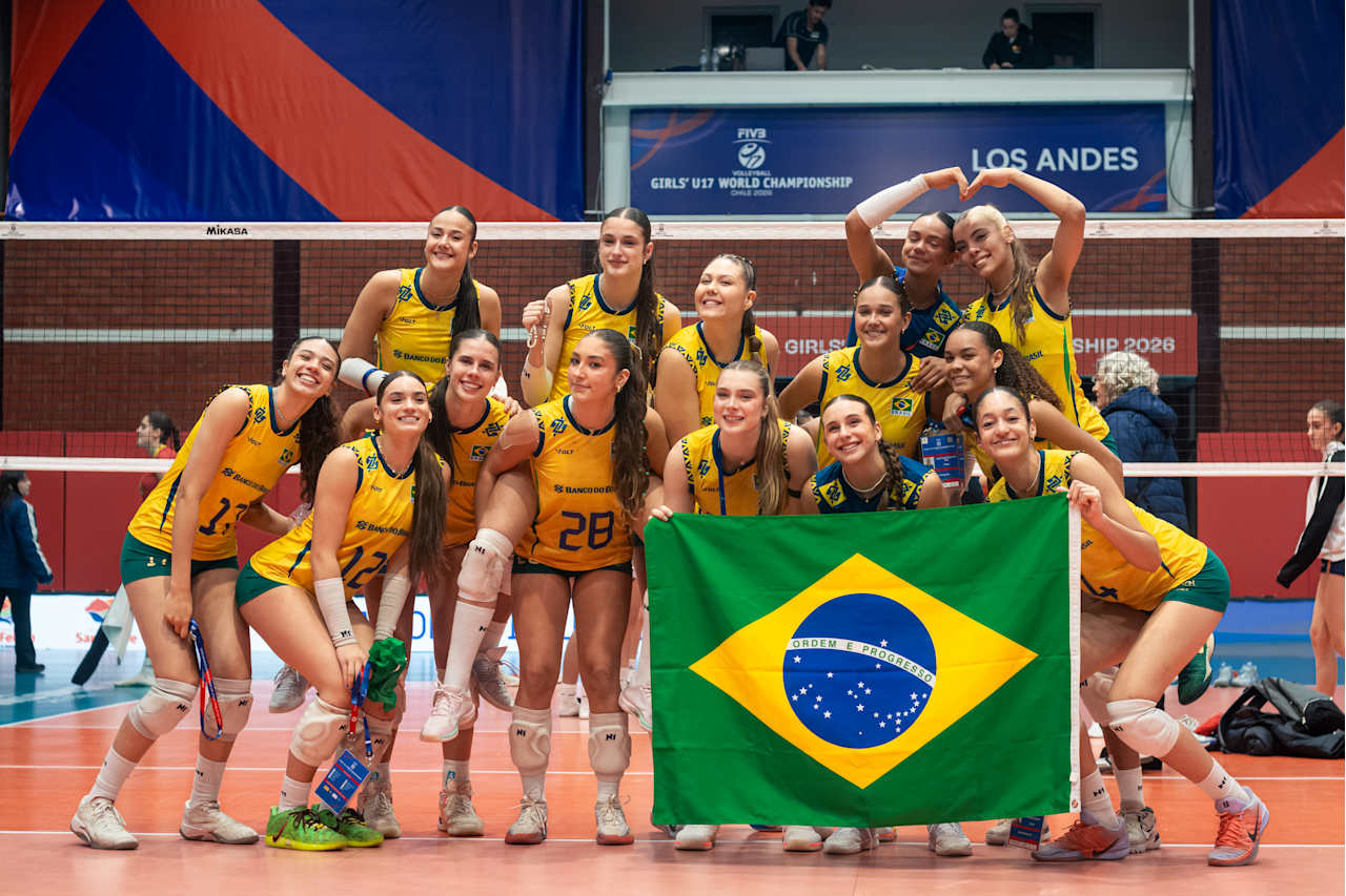 Brasileiras em pose para foto com bandeira nacional