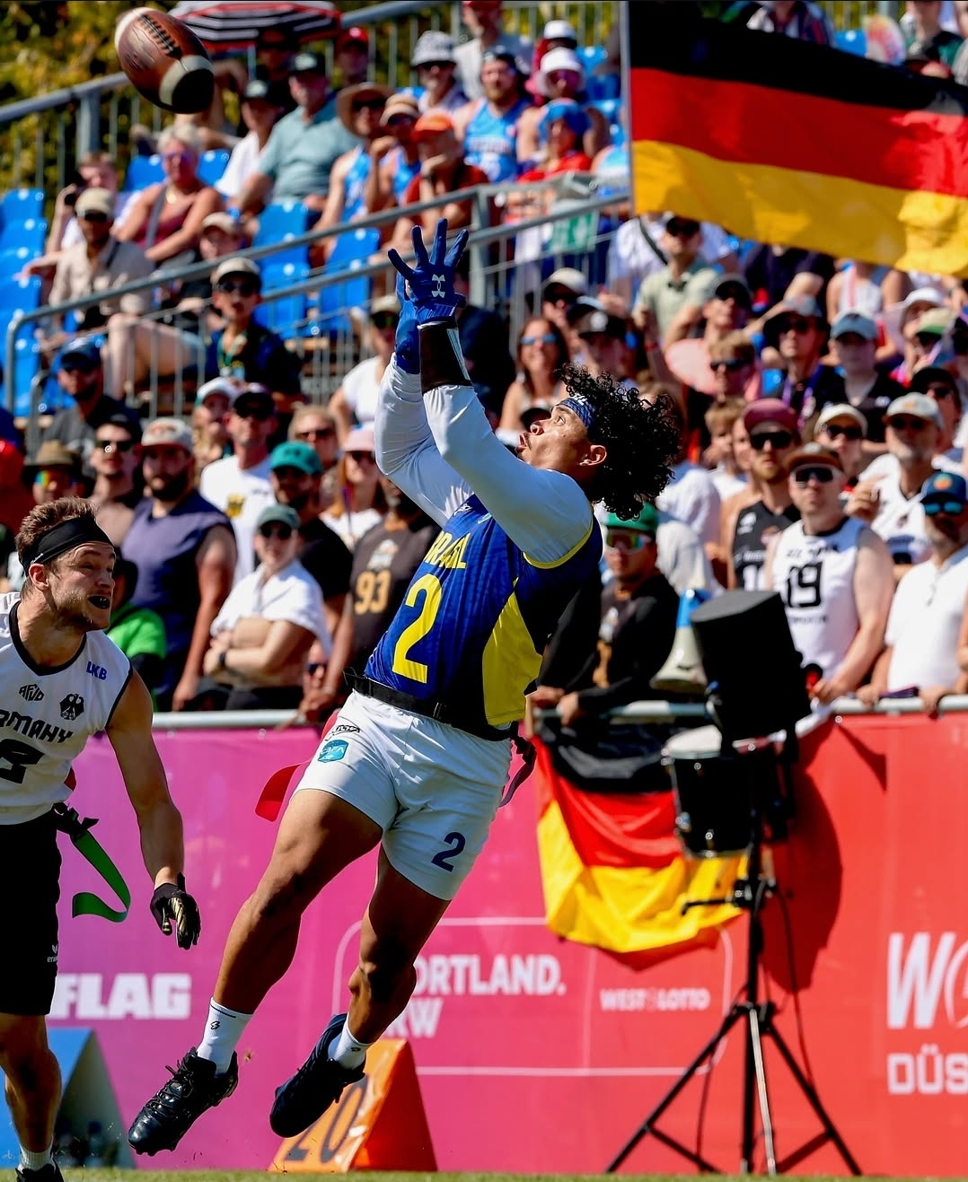 Atleta brasileiro tentando a recepção marcado por atletas alemães