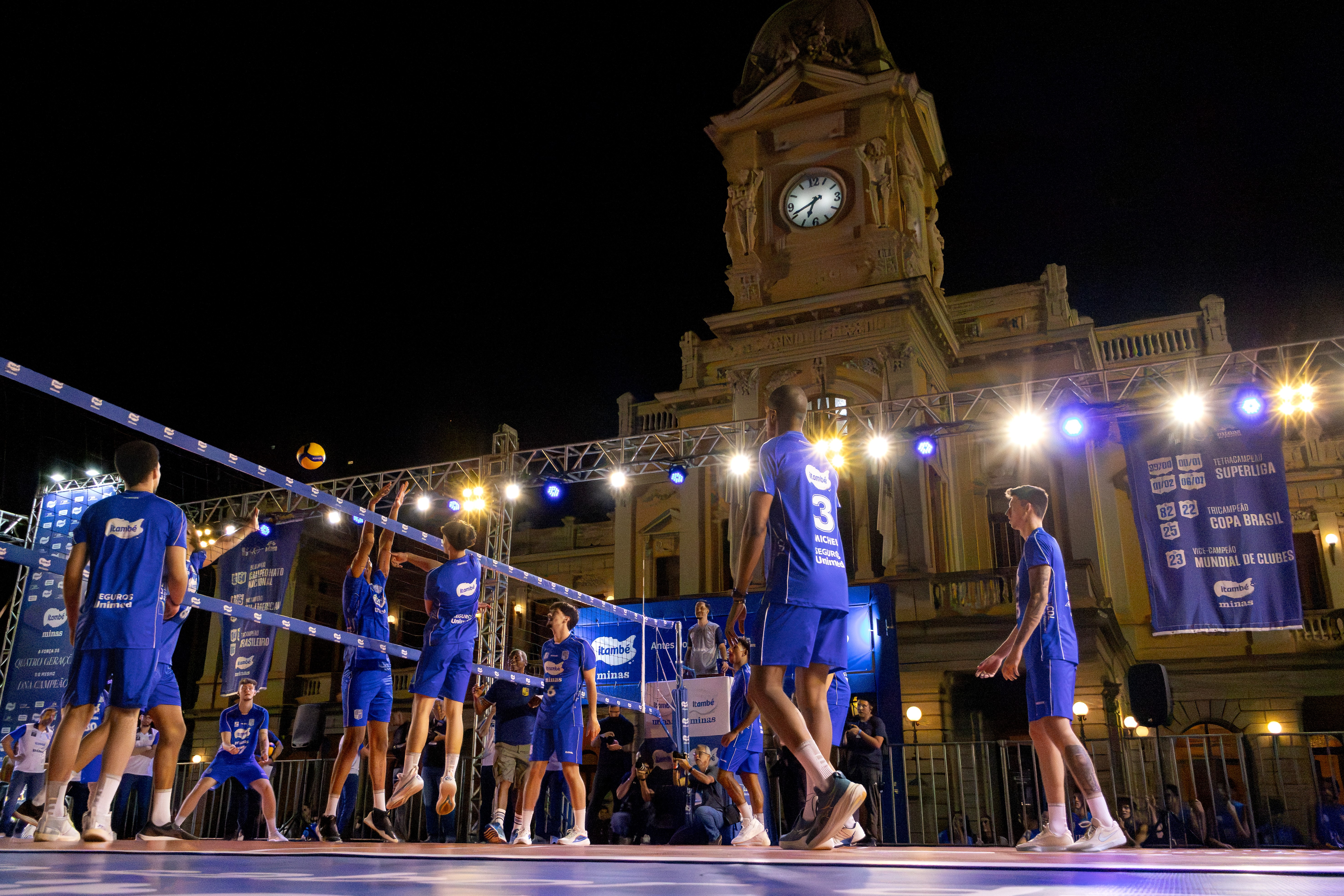 Elenco do Minas batendo bola na Praça da Estação