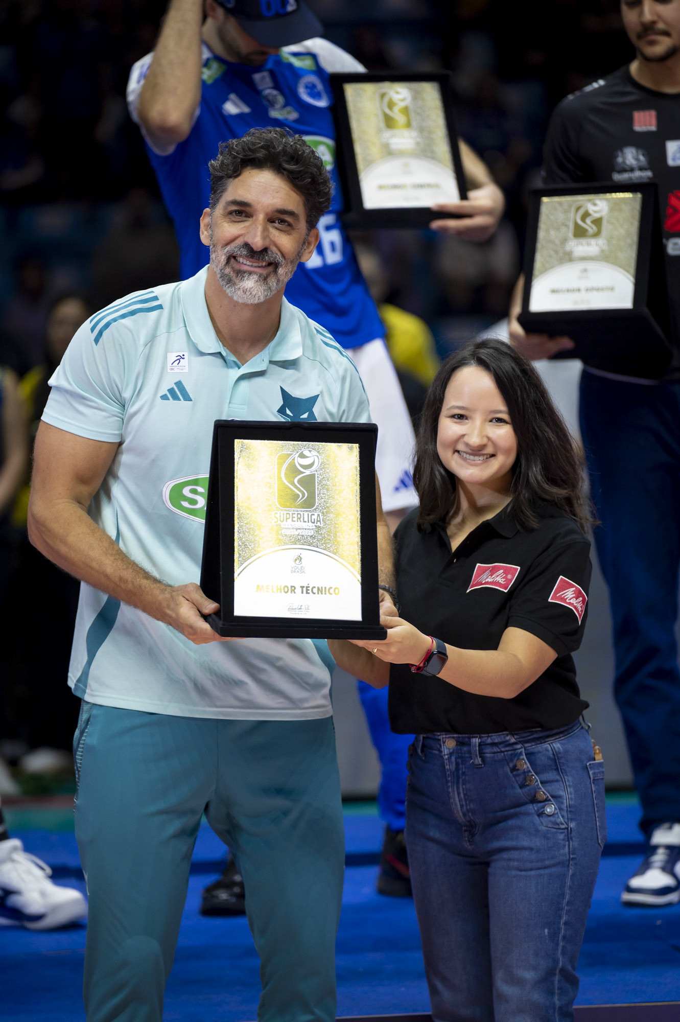 Felipe Ferraz recebendo prêmio de melhor técnico da Superliga Masculina
