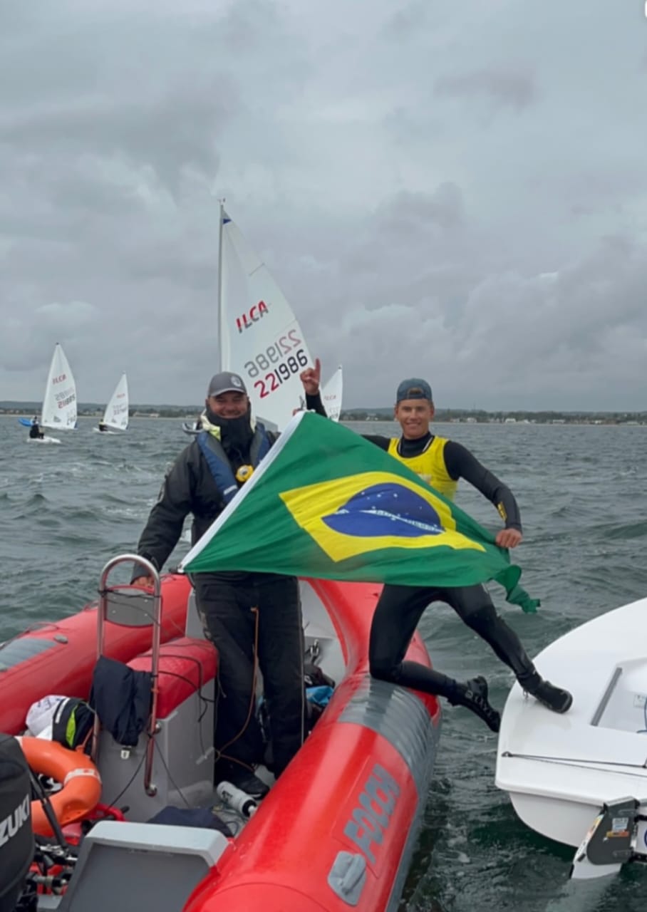 Filho de Robert Scheidt, Eric conquista o título mundial junior da classe ILCA6
