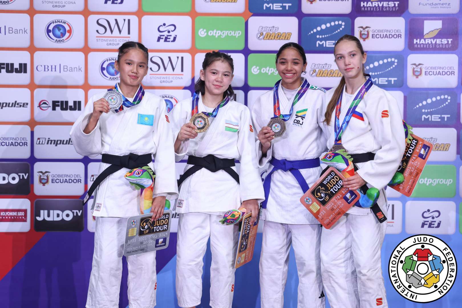 Ana Mikaele Alcântara com kimono da CBJ no pódio do Mundial