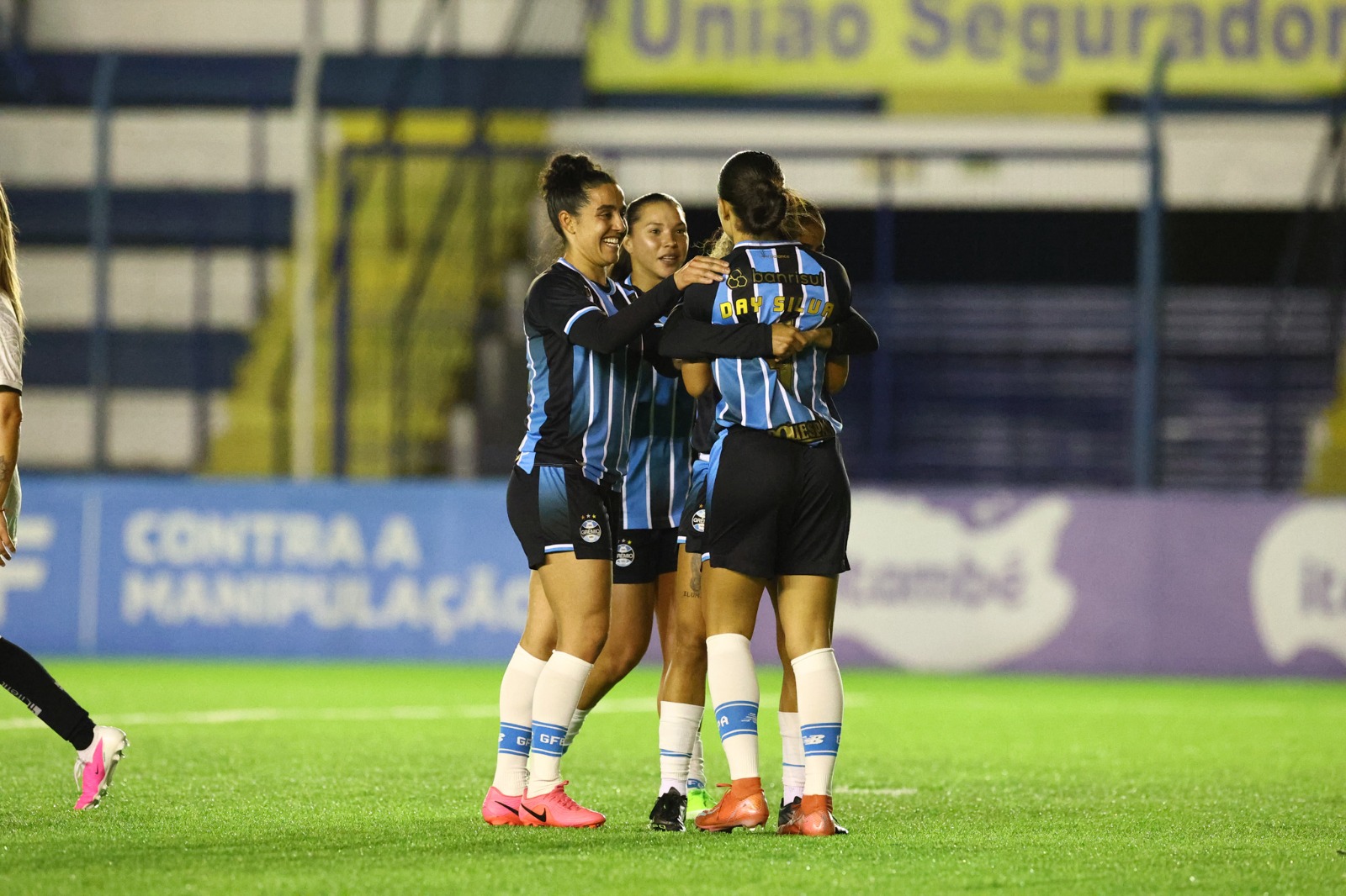 Day Silva marca, Grêmio vence Botafogo, vai às quartas e rebaixa cariocas para a Série A2