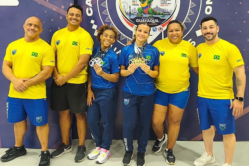 Comissão técnica da Seleção comemora com Laura Romeiro e Micaella Vinhas