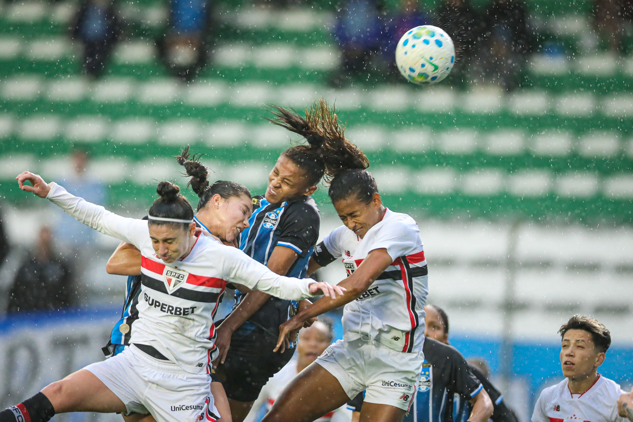 Em jogo de poucas emoções, Grêmio e São Paulo não saem do zero pelas quartas de final do Brasileirão Feminino