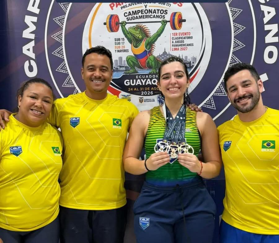 Laila Grimaldi ao centro com as medalhas conquistadas em Guayaquil