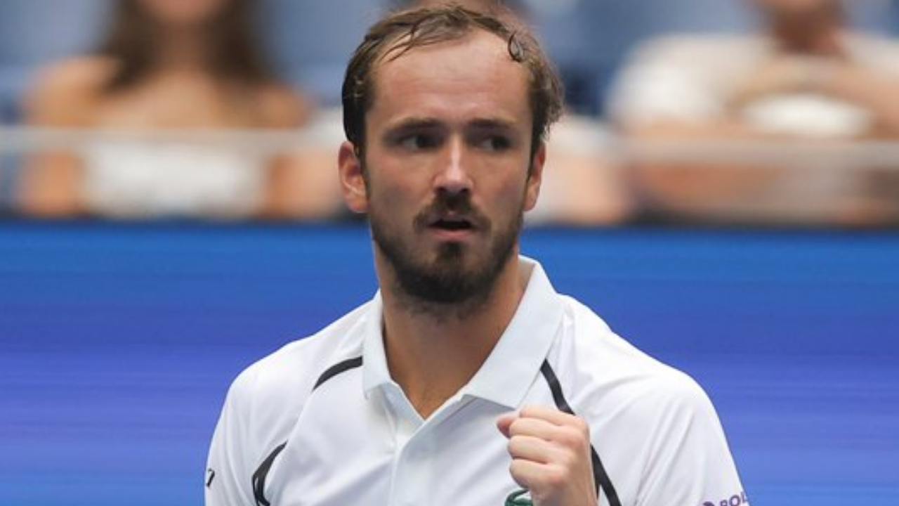 Daniil Medvedev comemorando a vitória na rodada de 64 avos de final do US Open 2026.