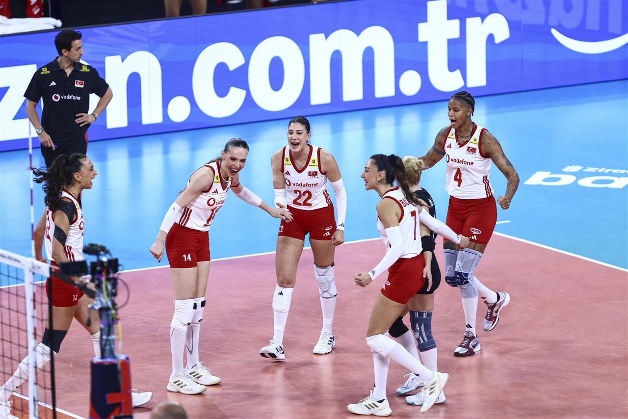 Turquia confirma favoritismo e chega a semifinal do Europeu feminino de vôlei