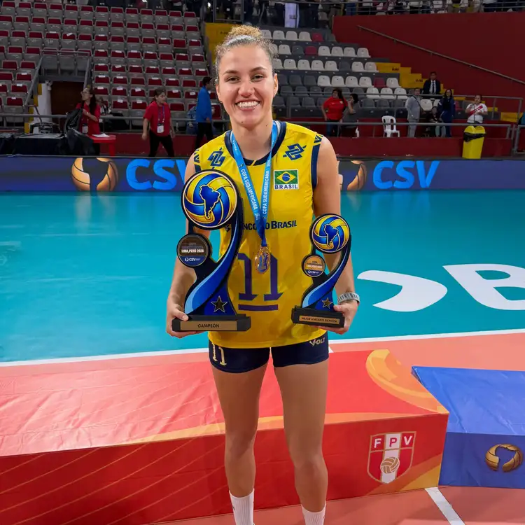 Karina sofre fratura no tornozelo em treino e vira desfalque na seleção brasileira de vôlei para o Sul Americano