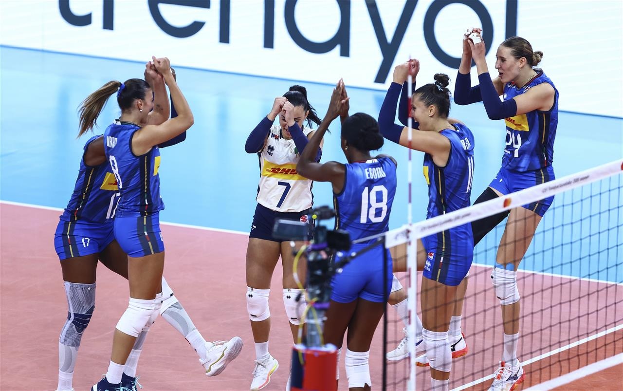 Itália e Turquia vão decidir o Europeu feminino de vôlei