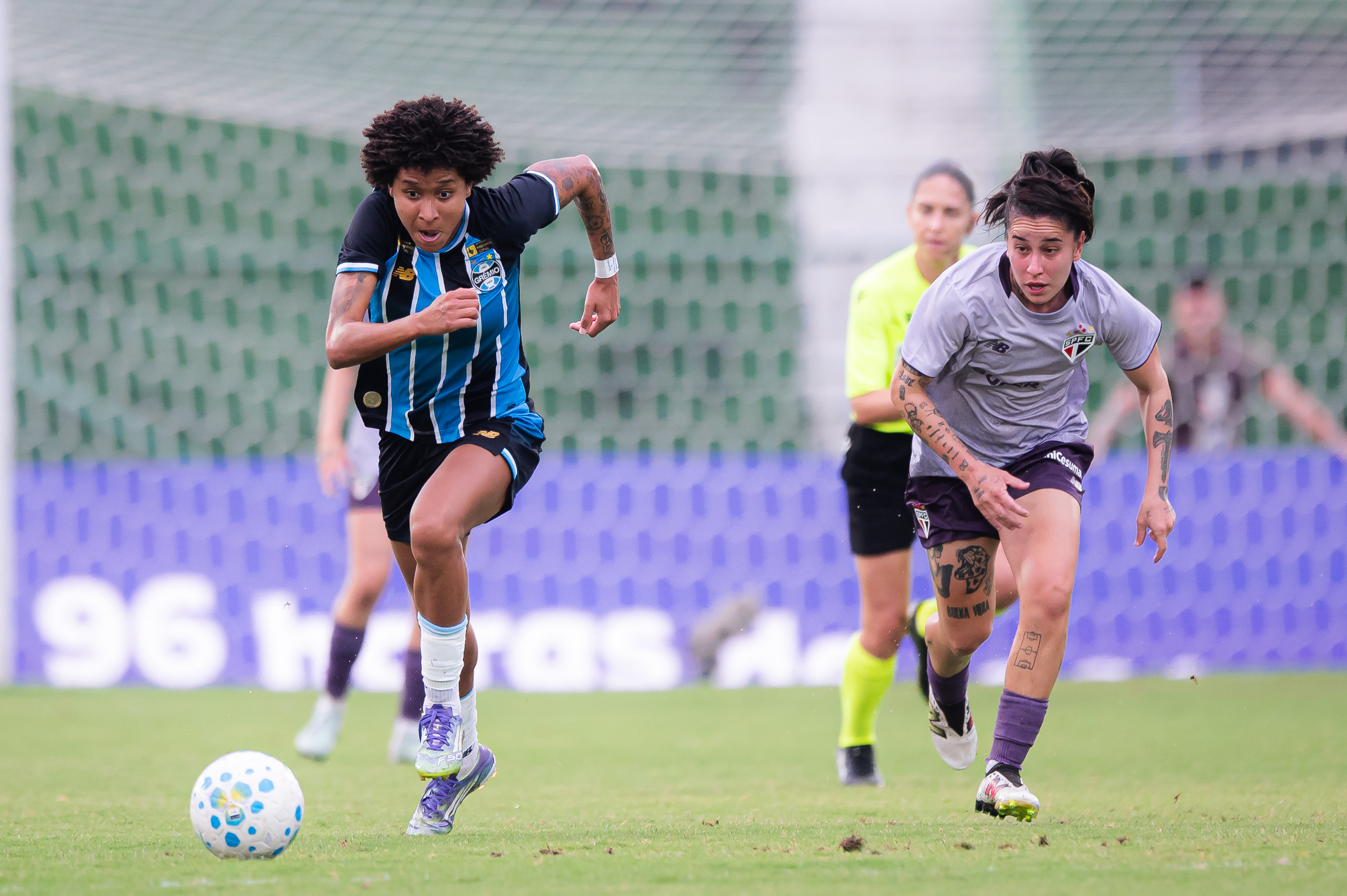 São Paulo desencanta nos acréscimos, supera o Grêmio em Campinas e avança à semifinal do Brasileirão Feminino