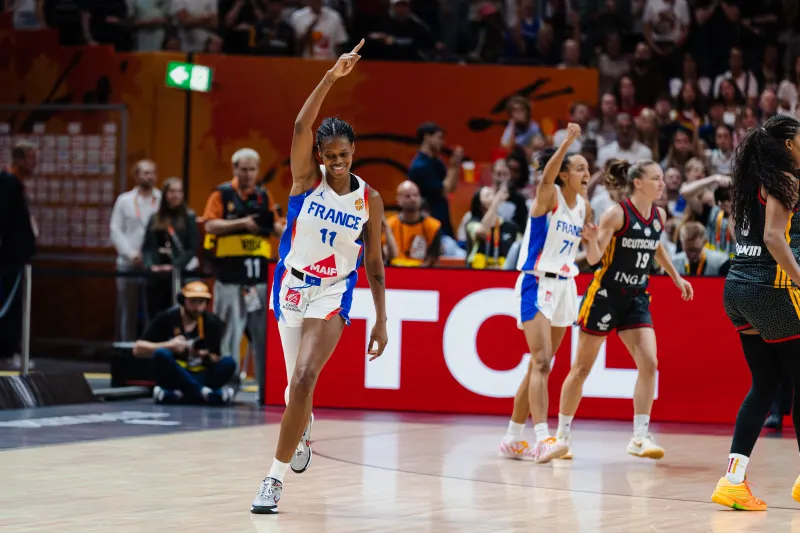França deslancha no fim, bate a Alemanha e garante vaga inédita na decisão da Copa do Mundo de Basquete Feminino
