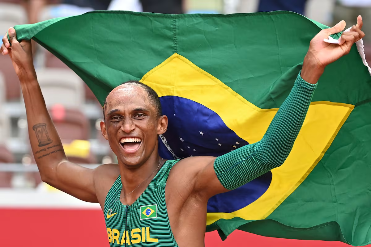 Alison "Piu" dos Santos ultrapassa Rai Benjamin na última barreira e conquista o título do Mundial Ultimate de atletismo