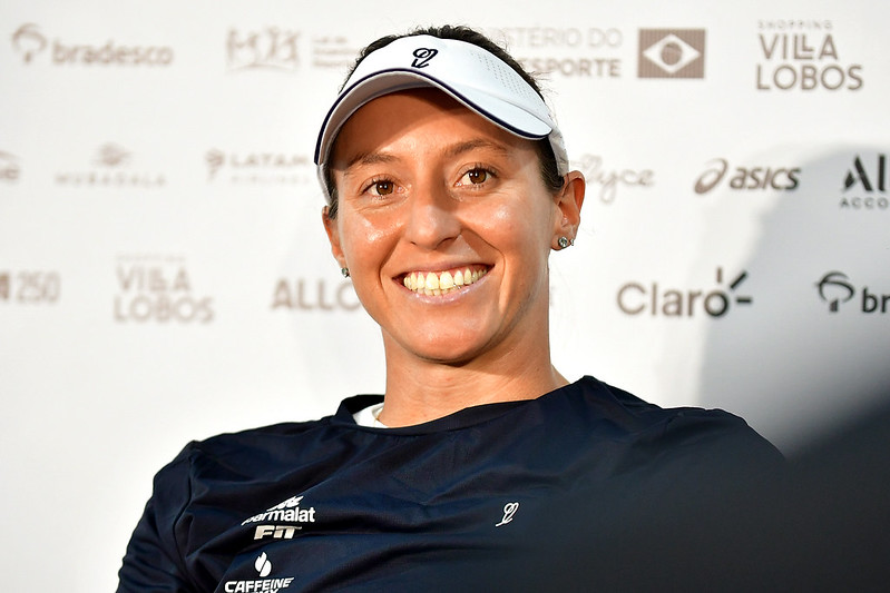 Luisa Stefani dando entrevista.