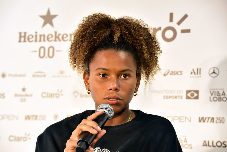 Victoria Barros dando entrevista.