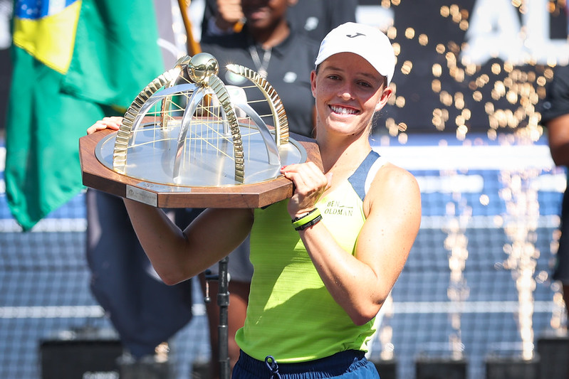 Kaitlin Quevedo com o troféu.