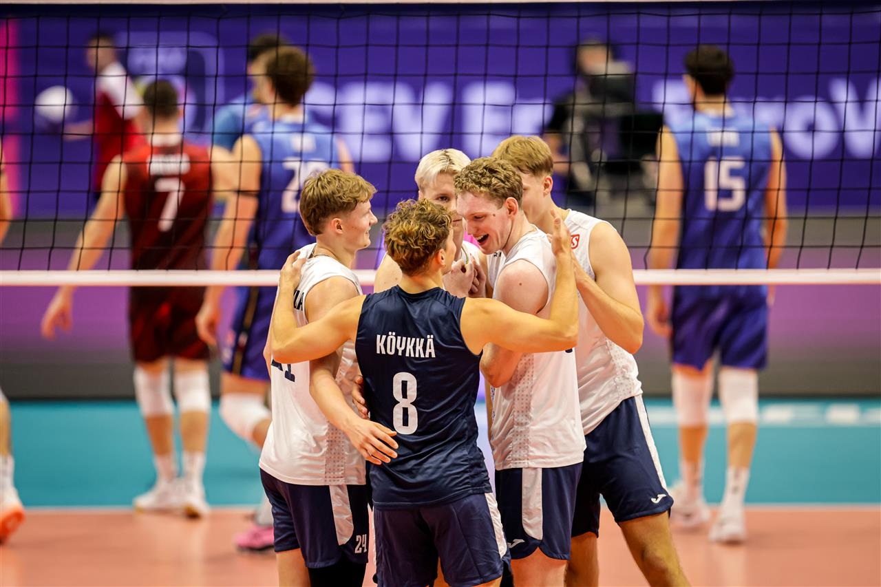 ZEBRAÇA NA ITÁLIA!!!! Finlândia despacha italianos e está na semifinal do Europeu de vôlei masculino