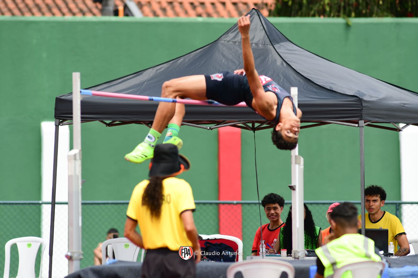 Enzo voa a 2,02m no salto em altura, bate recorde brasileiro e faz história no Paulista Sub-16 de atletismo