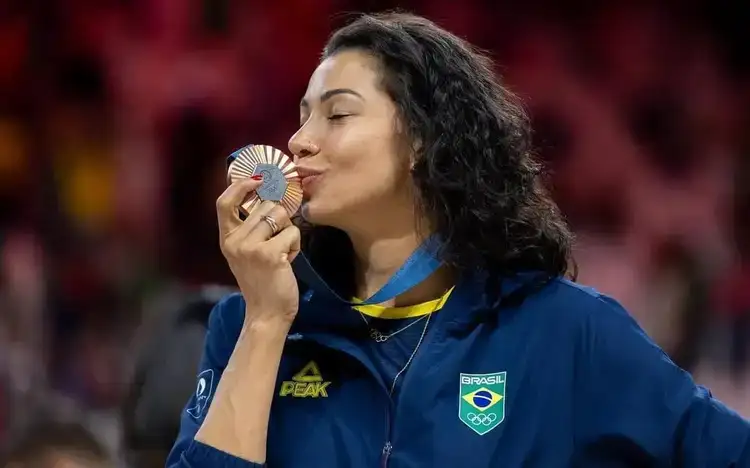 Em rede social, Carolana do vôlei fala sobre diagnóstico de câncer