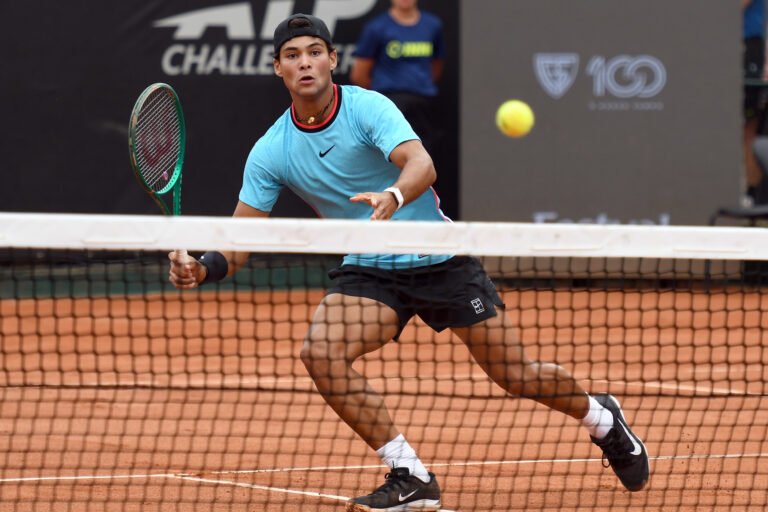 Aos 17 anos, promessa Guto Miguel chega às quartas no Challenger 75 de Curitiba