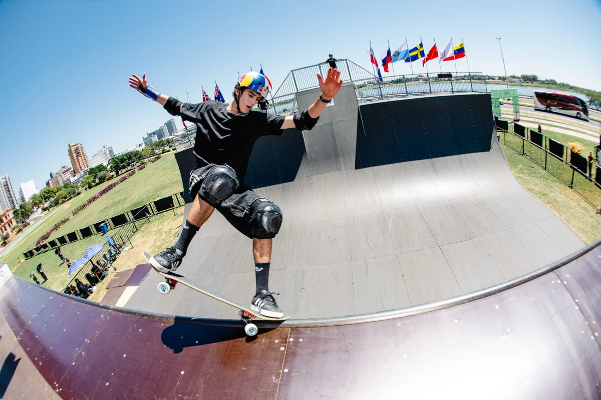 Gui Khury é prata e Helena Laurino bronze no vertical do Mundial de skate