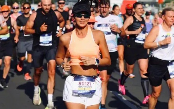Influencer chinesa é desclassificada da Maratona de Berlim após ser flagrada pegando carona de bicicleta durante a prova