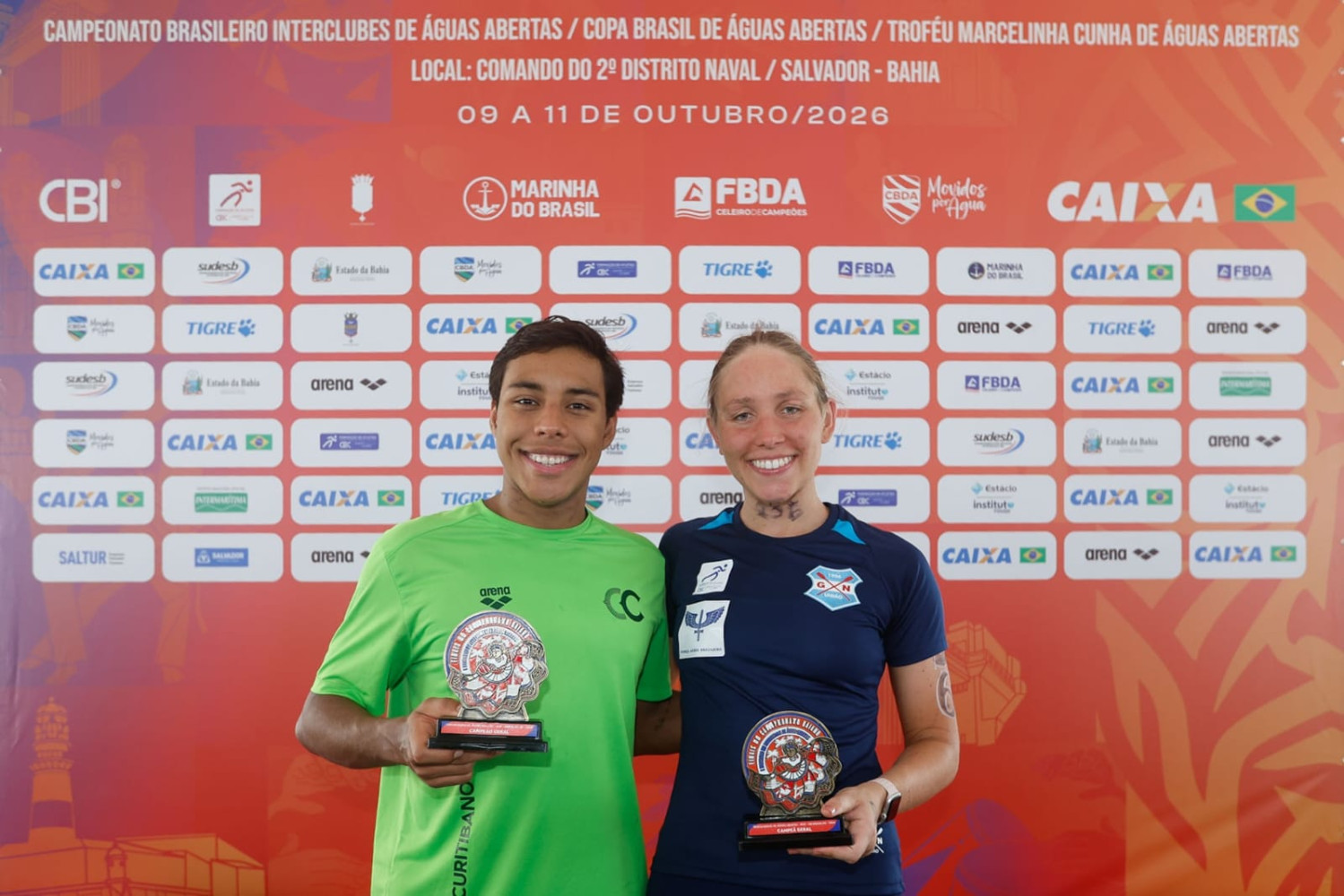 Arthur Aguiar e Cibelle Jungblut posam para foto com os troféus da etapa de Salvador do Troféu Brasil de Águas Abertas