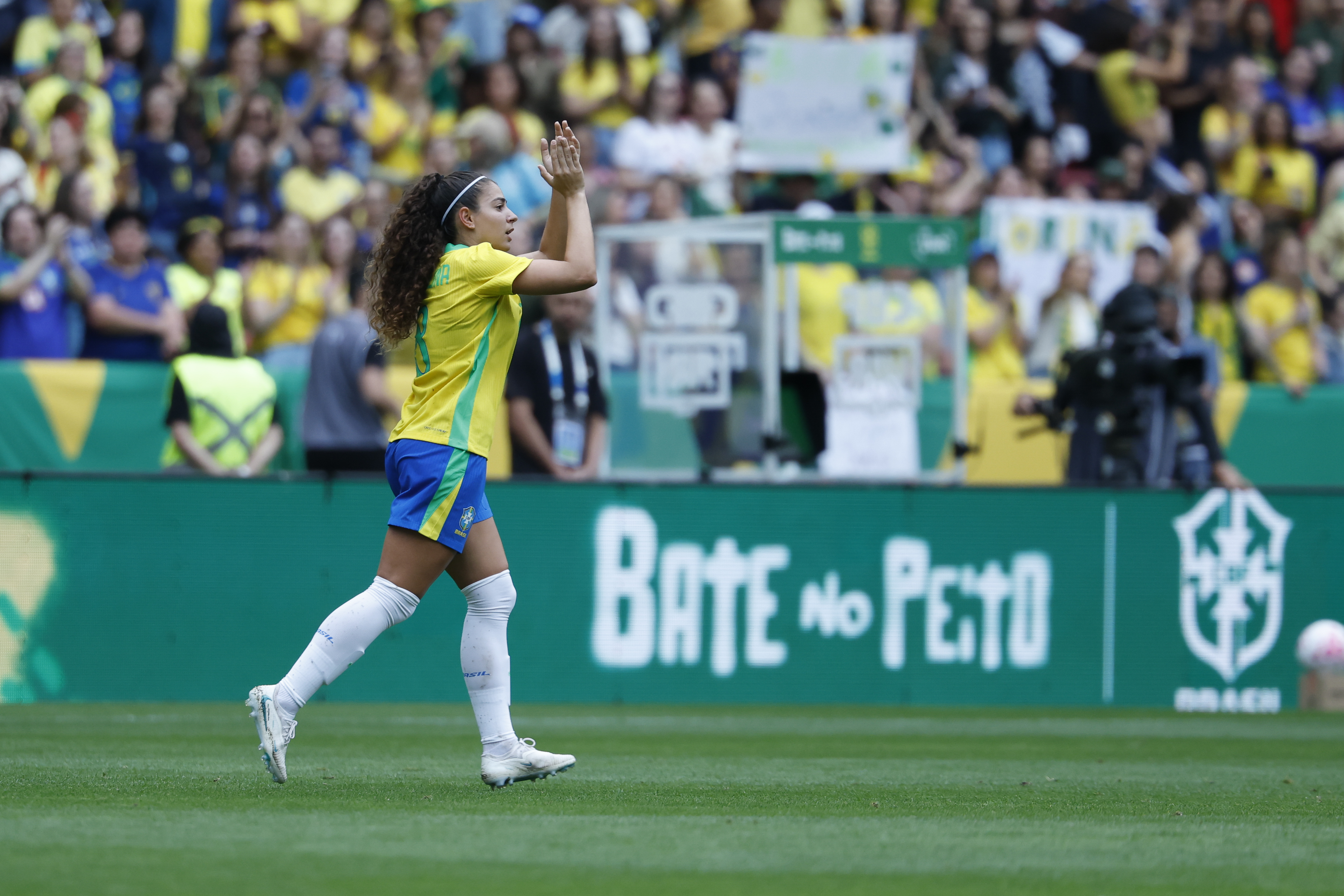 Angelina bate palmas após gol marcado por ela em Brasil x Argentina, no Beira-Rio