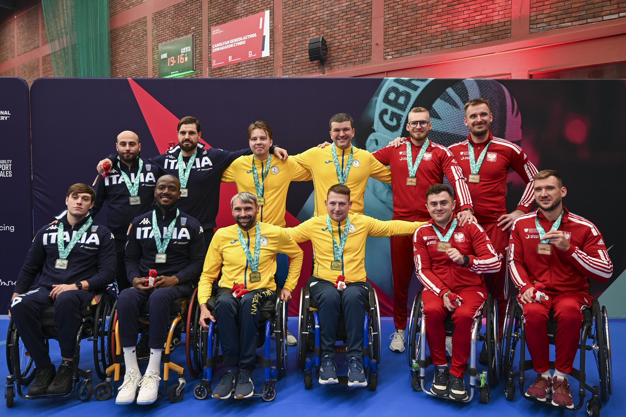 Ucranianos ao centro da foto exibindo as medalhas de ouro