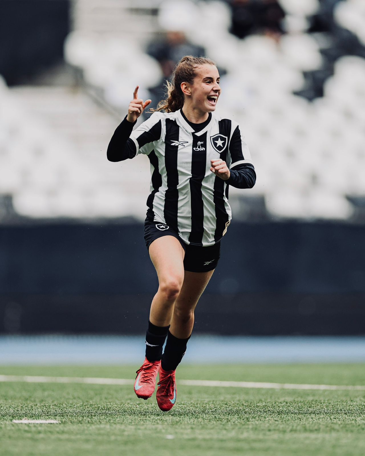 Bya Fernandes comemora título do Carioca Feminino sub-20 com o Botafogo