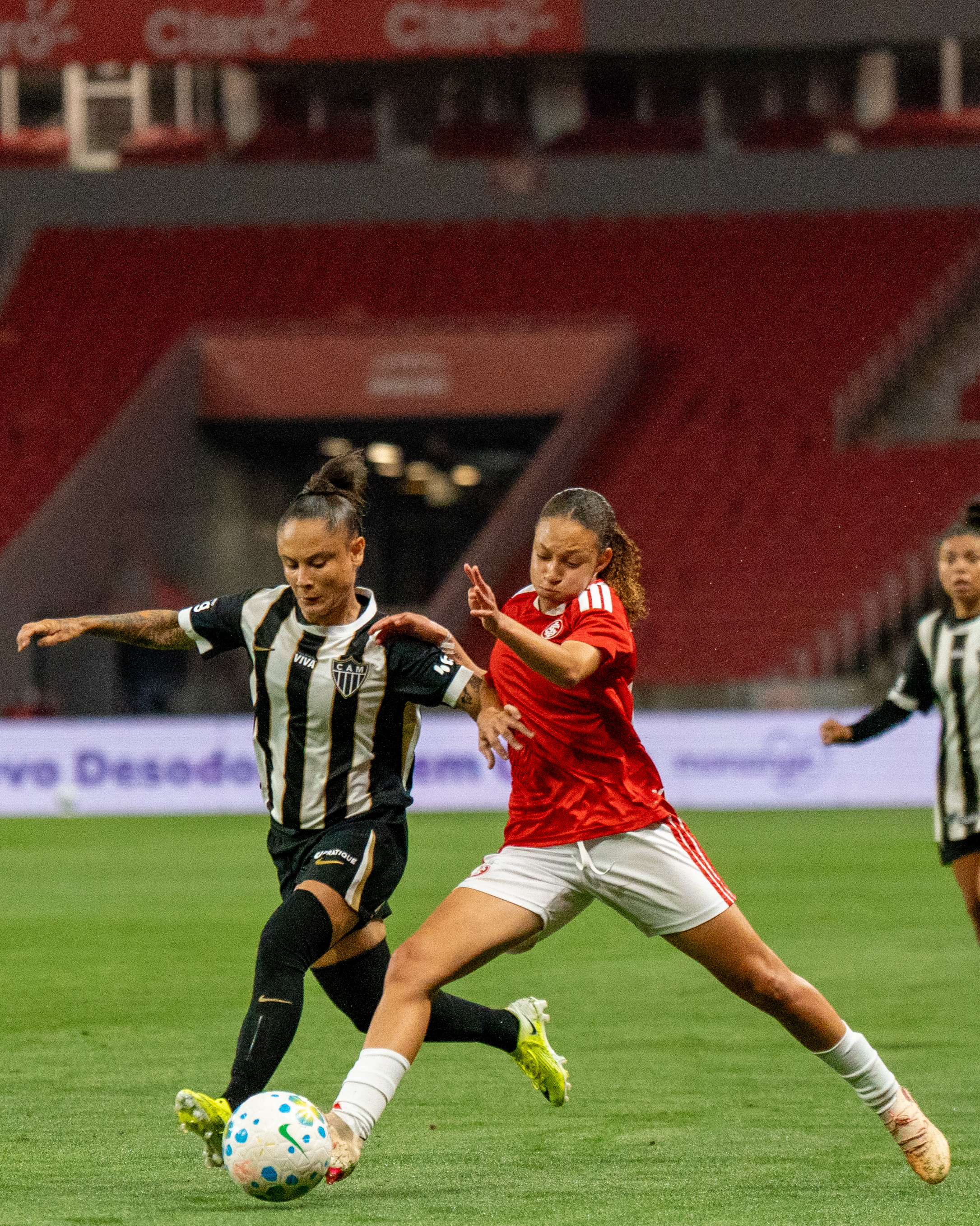 Jogadoras de Inter e Atlético disputam a bola na ida das quartas de final da Copa do Brasil Feminina