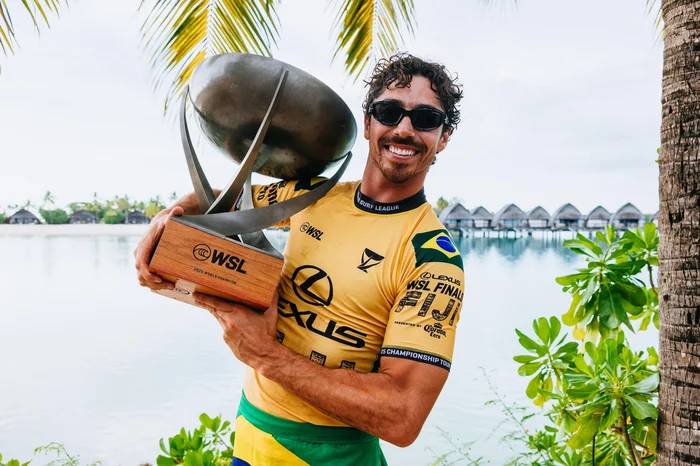 Yago Dora com o troféu do WSL 2025