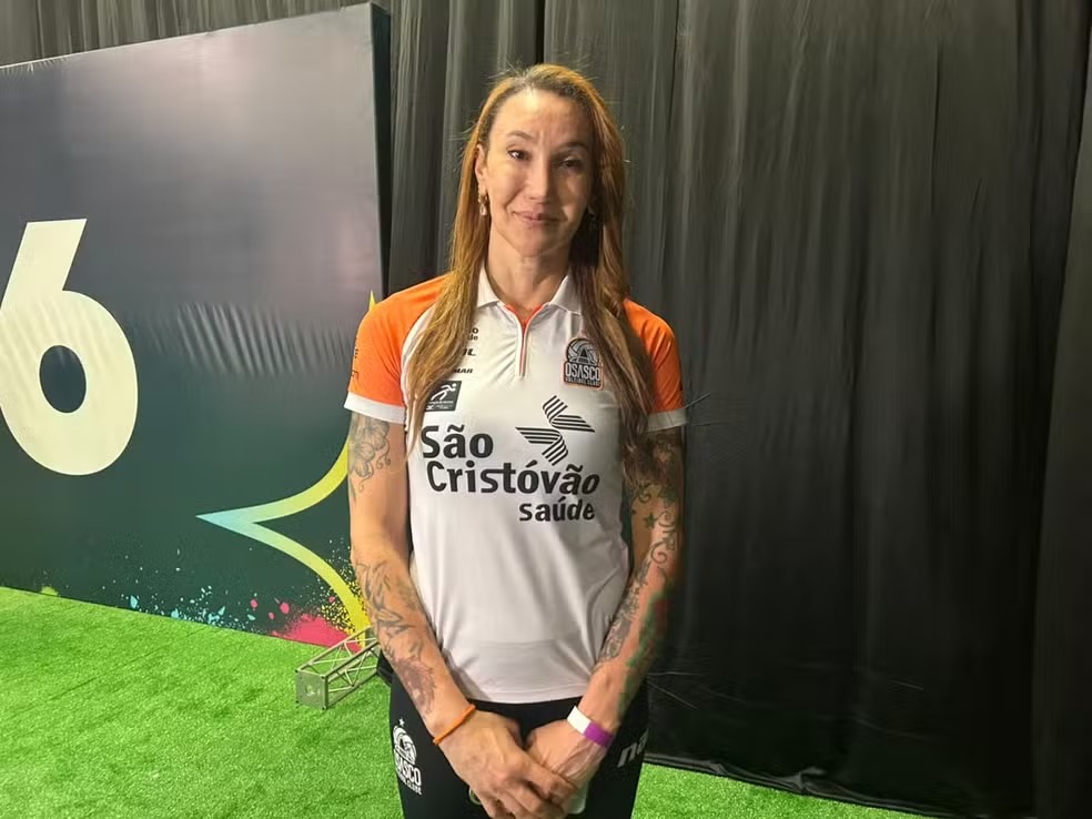 Tiffany compareceu ao lançamento da Superliga mesmo impedida de jogar