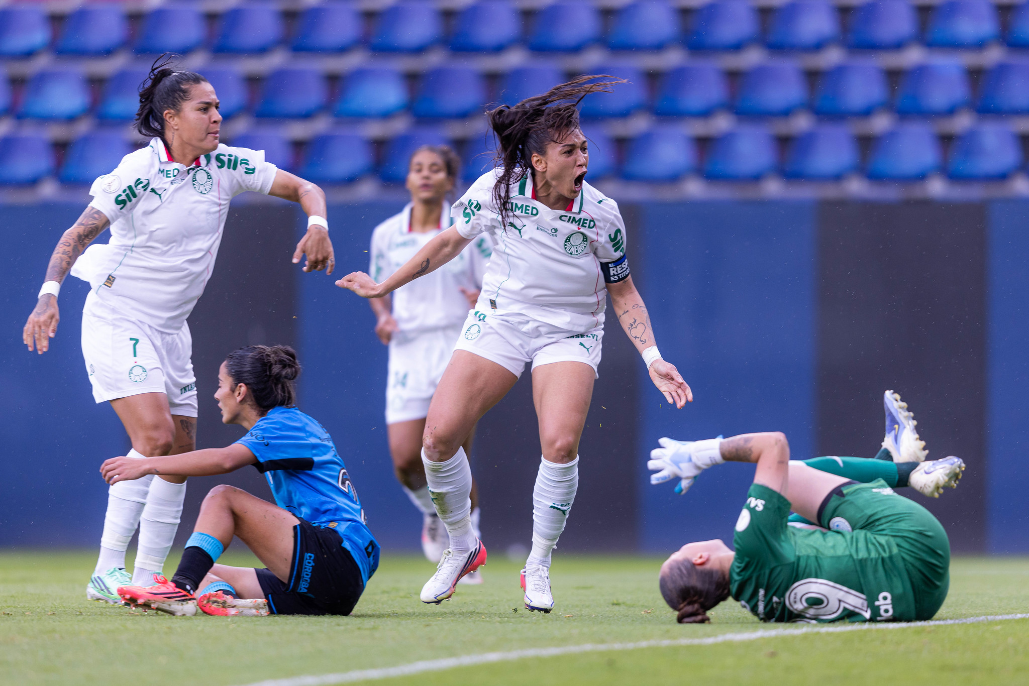 Bia Zaneratto comemora primeiro gol do palmeiras na vitória de 3 a 1 sobre o Belgrano