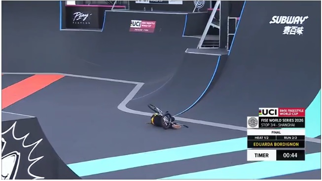 Duda Bordignon sofre forte queda em etapa de Xangai da Copa do Mundo de Ciclismo BMX Freestyle