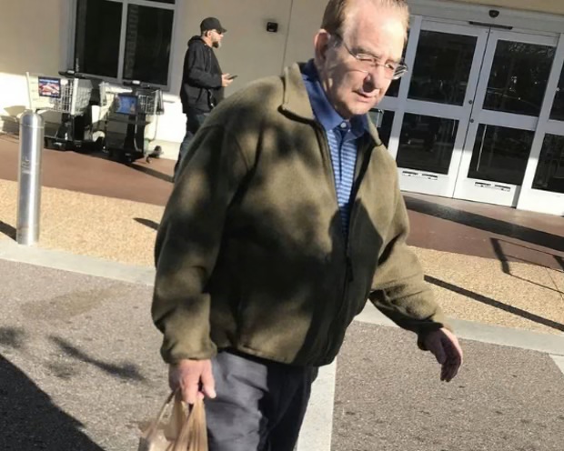 Ex-treinador de natação da Irlanda é condenado a cadeia por crimes cometidos há quase meio século