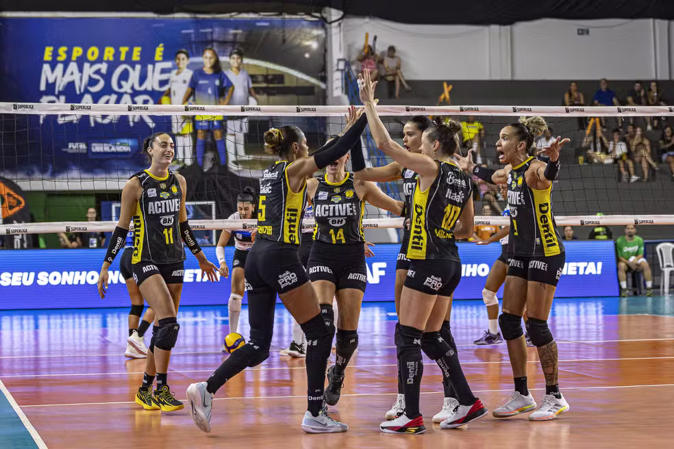 Praia larga bem rumo ao tetra da Superliga