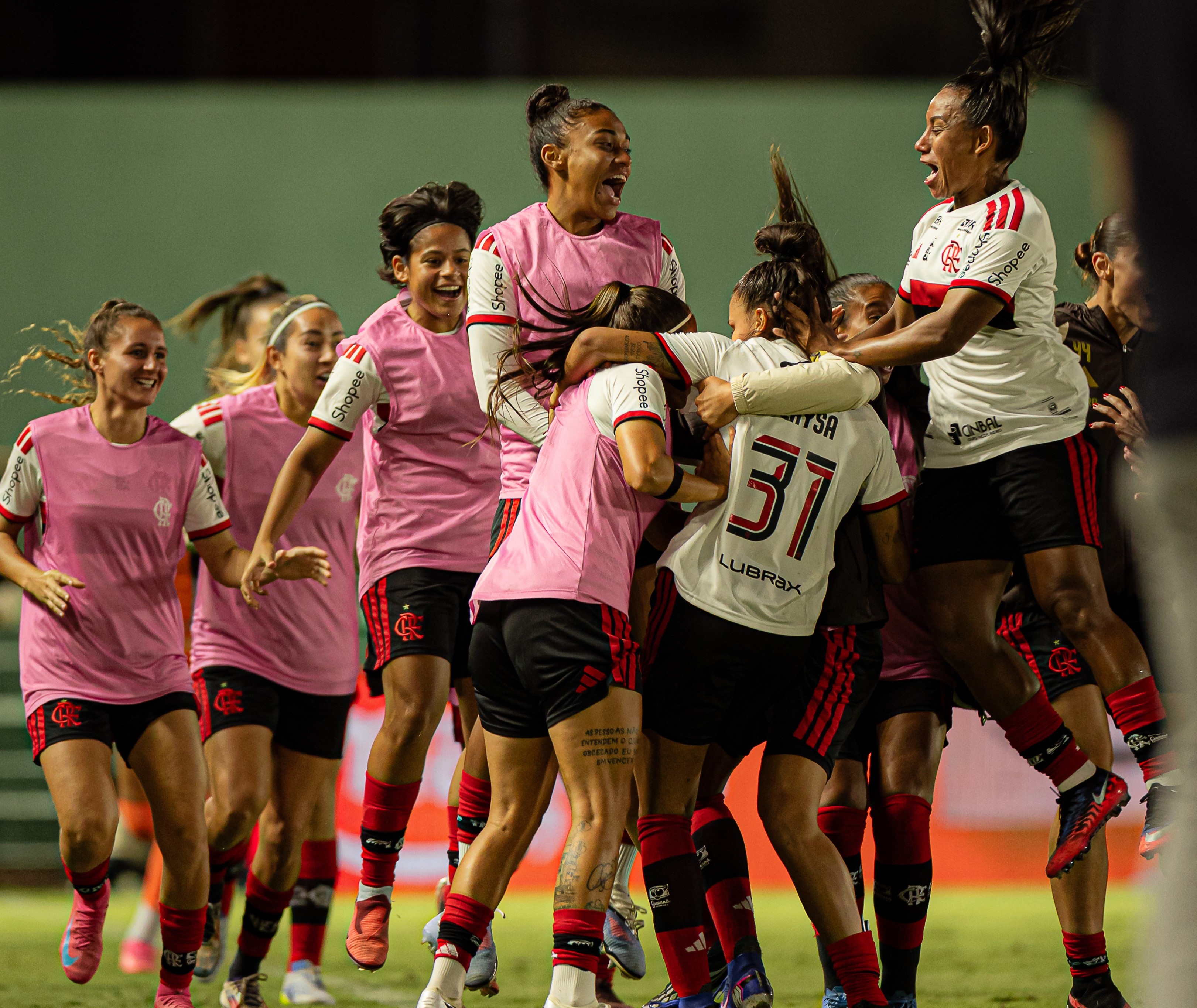 Flamengo reverte vantagem, vence o Fluminense e avança na Copa do Brasil feminina