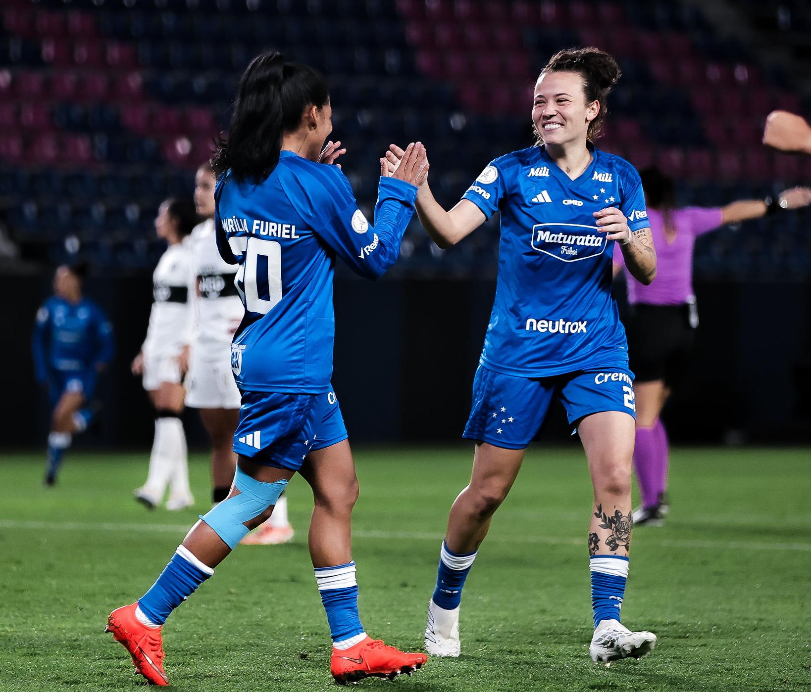 Jogadoras do Cruzeiro comemoram gol contra o Olímpia