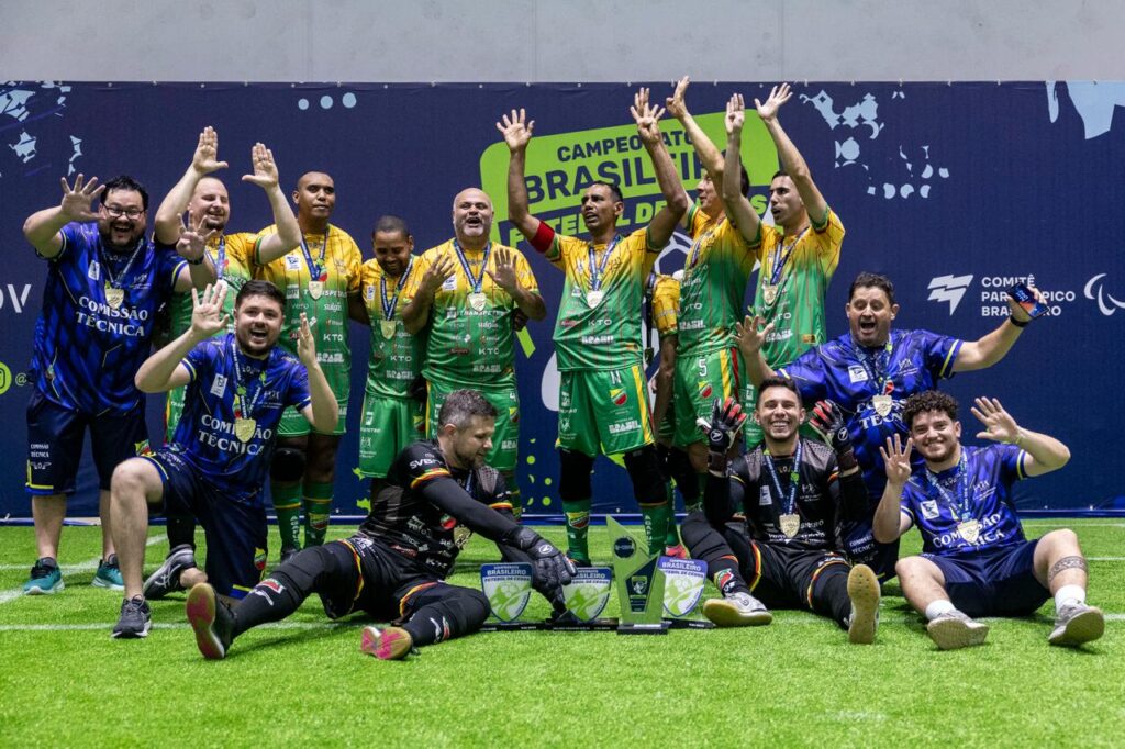 AGAFUC-RS posa para foto com os troféus, comemorando a conquista do nono título do Campeonato Brasileiro de futebol de cegos no CT Paralímpico, em São Paulo