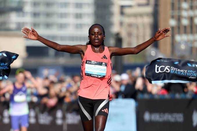 Campeã olímpica da maratona é pega em exame antidoping e é suspensa preventivamente
