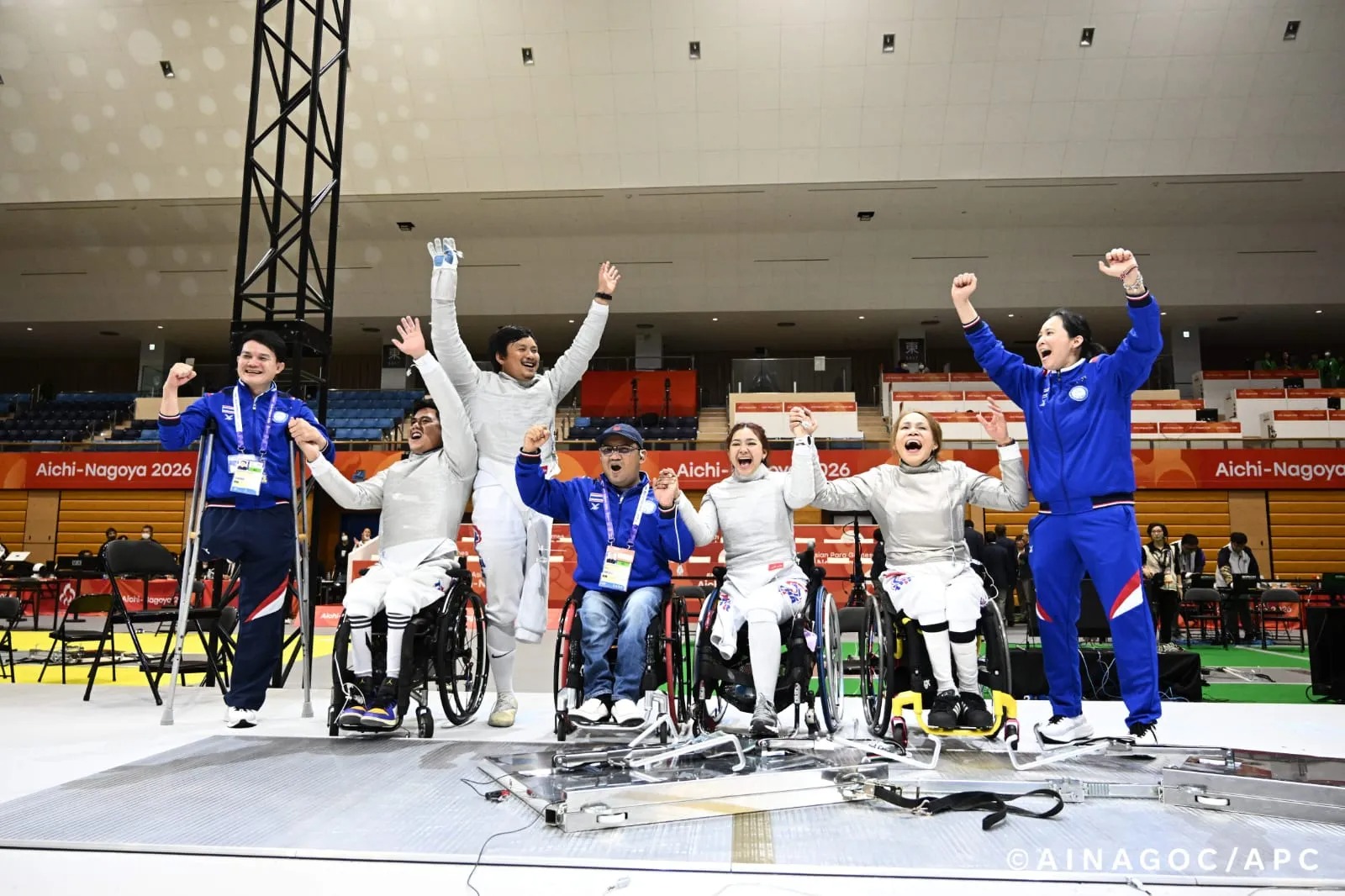 Equipe tailandesa comemorando medalha inédita na Paraesgrima