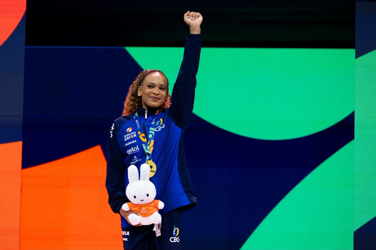 Rebeca Andrade celebra tri mundial e revela ' dor intensa' no processo