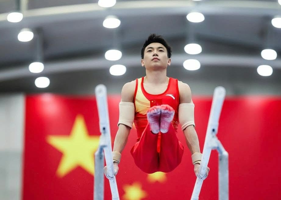 Jingyuan Zou é campeão Mundial das barras paralelas na Ginástica Artística