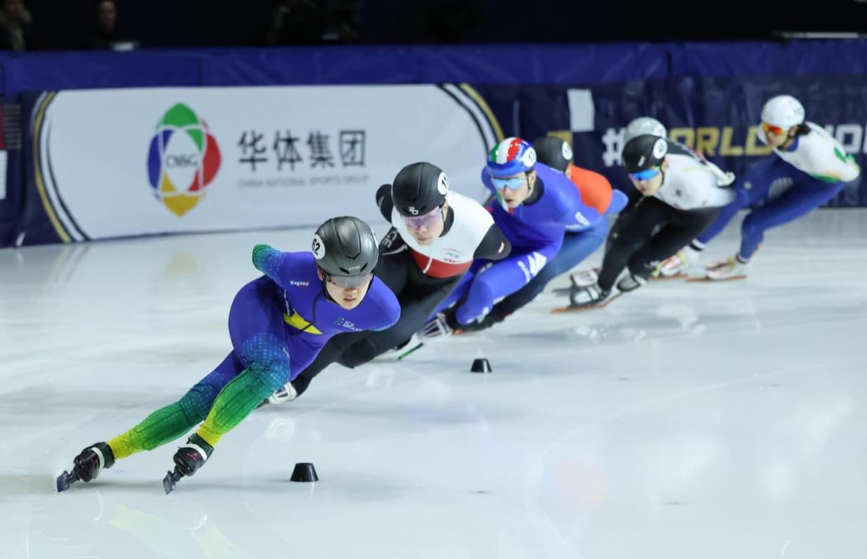 Lucas Koo disputa etapa de Vancouver da World Tour de Patinação de Velocidade em Pista Curta