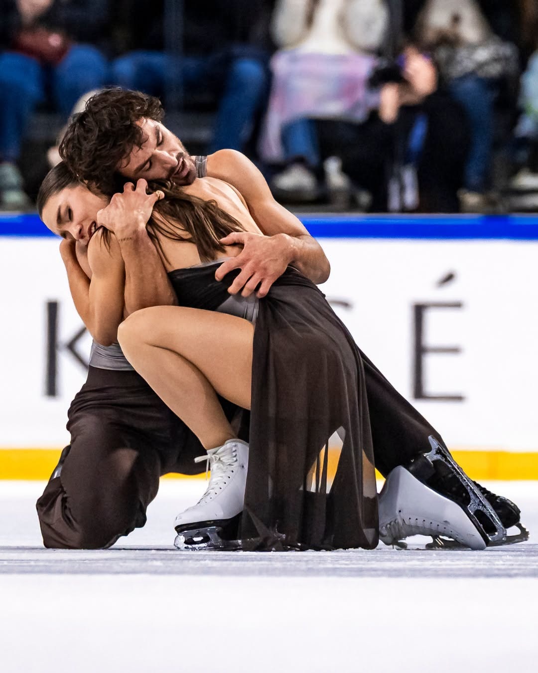 "Patinando em casa", franceses se destacam no Grand Prix da França de Patinação Artística