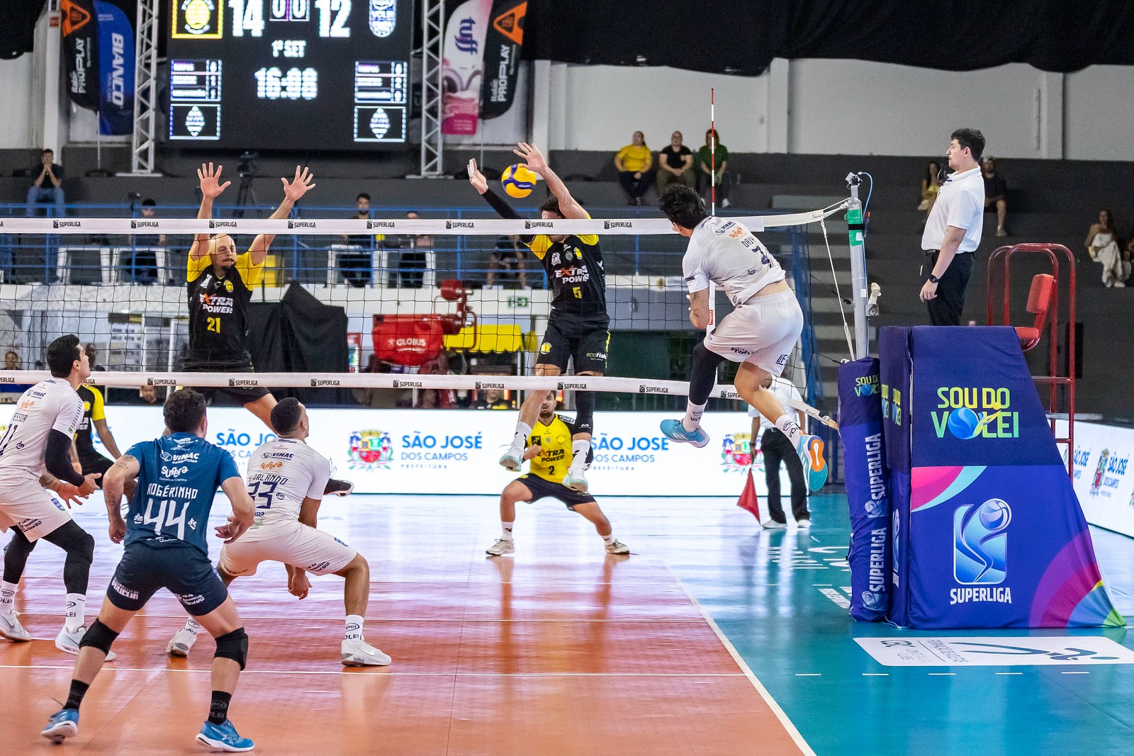Na primeira rodada da Superliga Masculina de Vôlei, Praia Clube Uberlândia derrota Vôlei São José