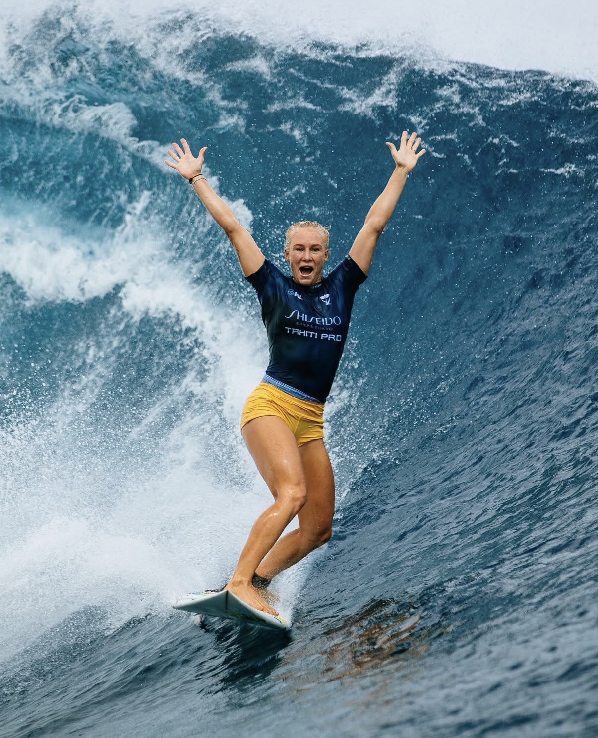 Comemoração de Tati West no seu tubo nota 10 na semifinal do Tahiti Pro 2024, em Teahupo’o.